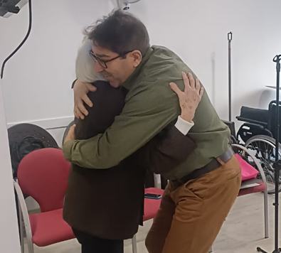 Abrazo entre hermanos de la iglesia
