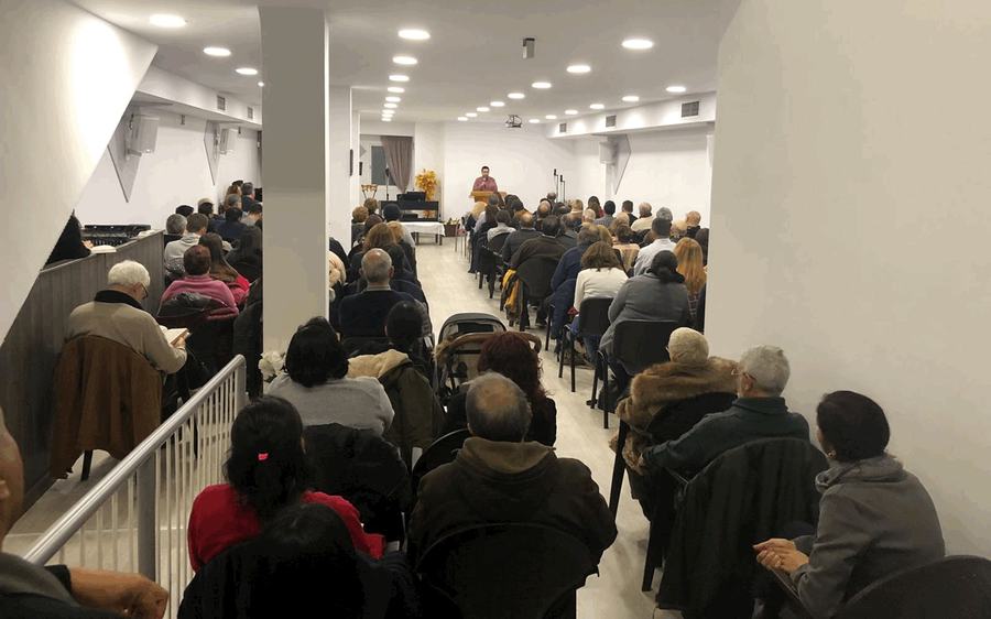 Comunidad saludándose después del culto