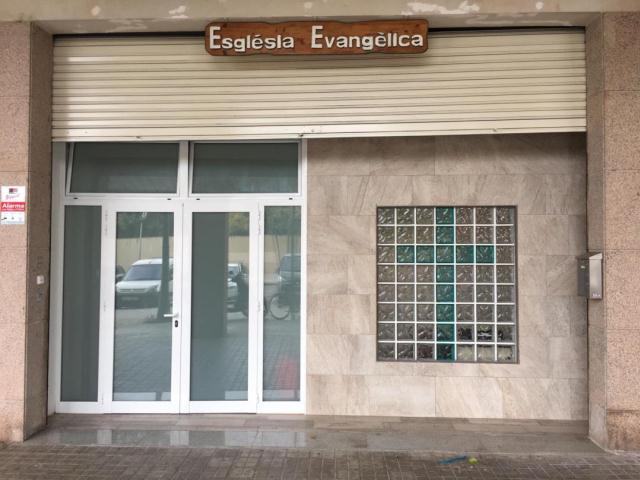 Entrada del local, con el cartel de Església Evangèlica